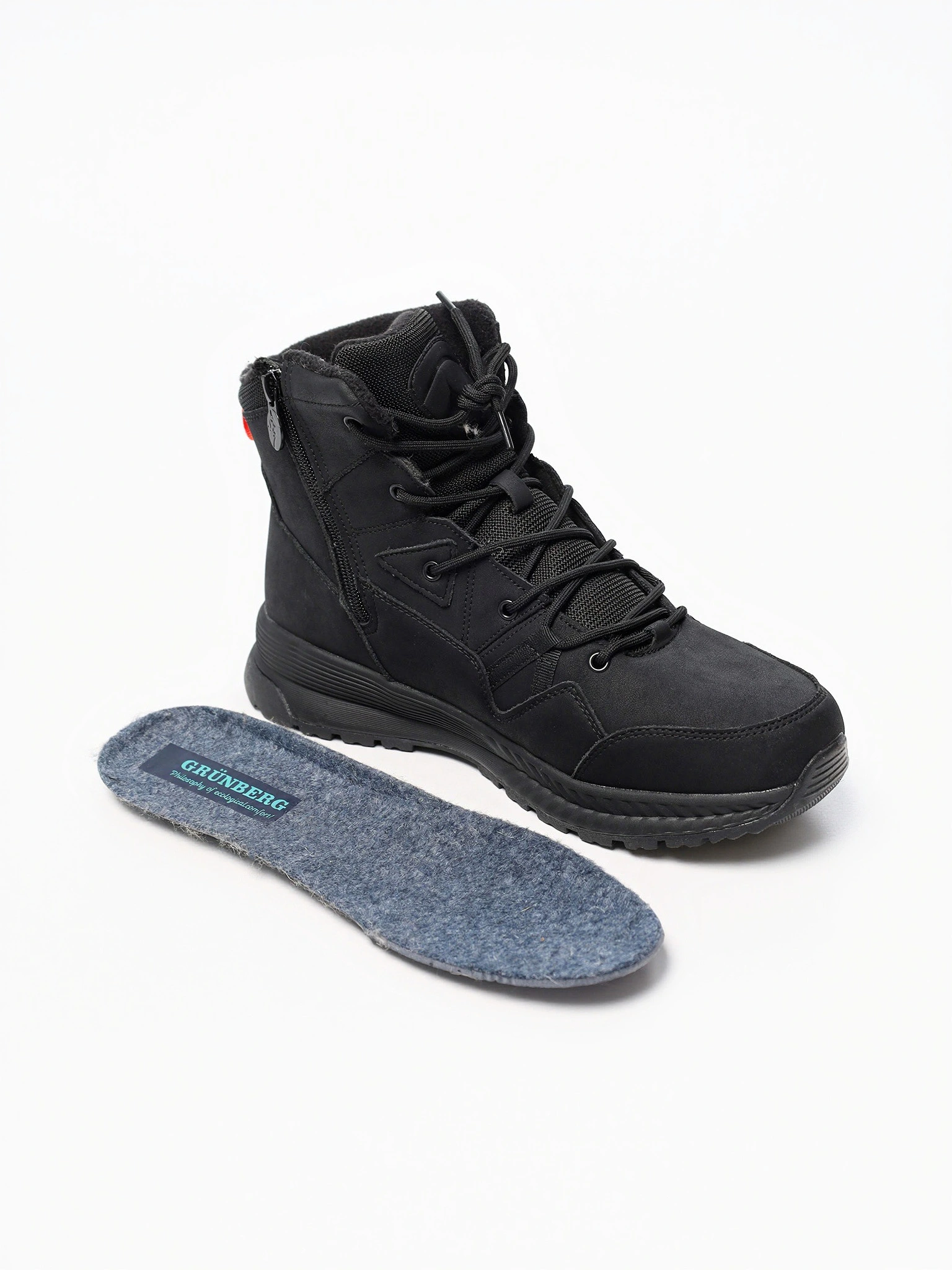 Ботинки черного цвета на средней рельефной подошве